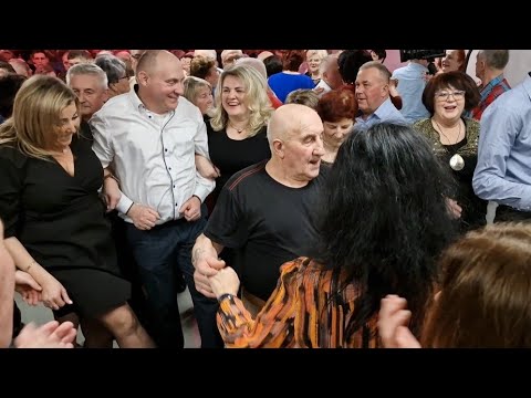 Super ostatki w Domu Kultury w Zwoleniu, kapela Stąporkowska potrafi zachęcić wszystkich do tańca.