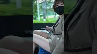【TikTok】美人JDが太ももを凄く揺らしてくれる