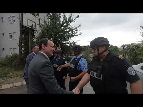 Kurti viziton policët në veri, u dërgon bakllavë për festën e Kurban Bajramit