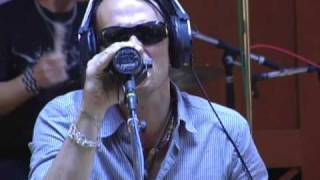 The FOX Uninvited Guest with Scott Weiland - Waitin&#39; For A Superman