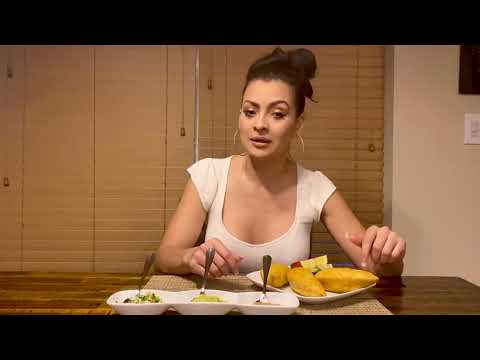How to eat Colombian Empanadas