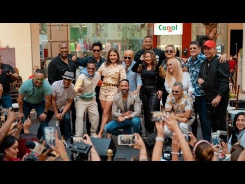 Esto es Merengue, algunos merengueros en una plaza de Santo Domingo
