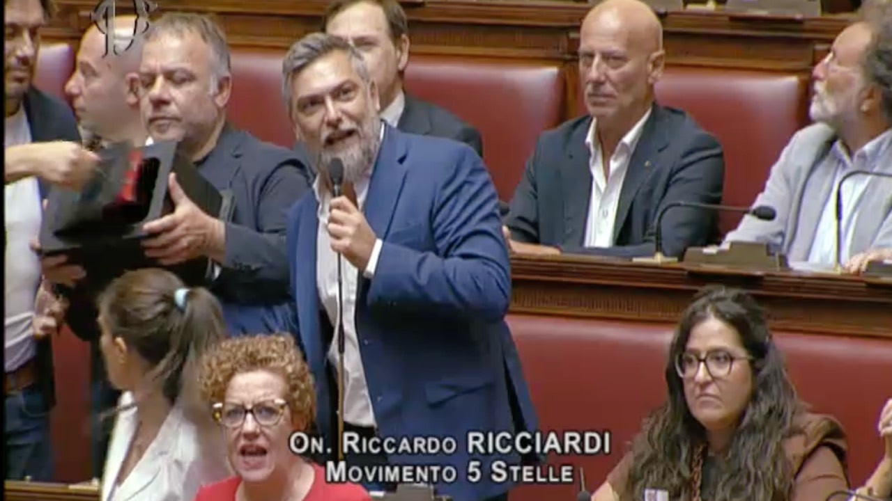 BAGARRE IN AULA, IL DEPUTATI 5 STELLE ESPONGONO UNO STRISCIONE CON SCRITTO "FUORI LE CHAT"