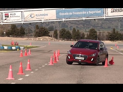 Hyundai i30 2017 – Maniobra de esquiva (moose test) y eslalon | km77.com