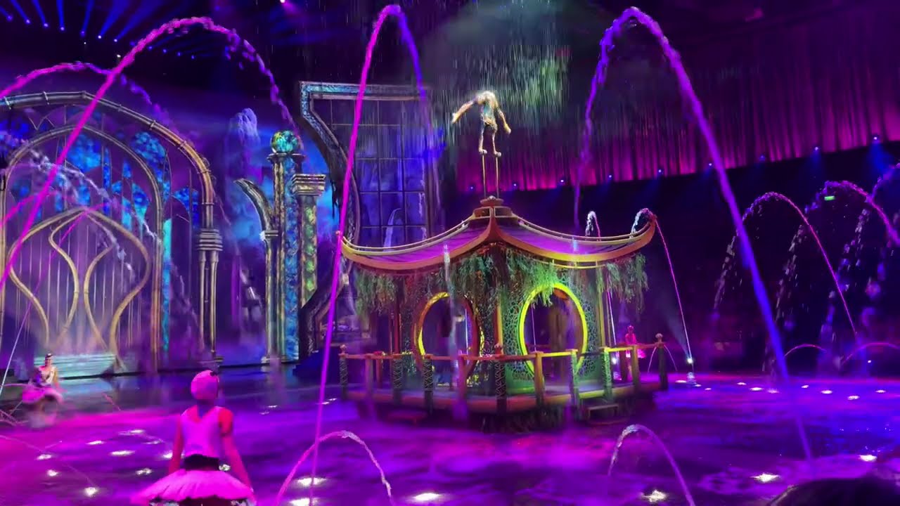 Witness the spectacular dancing water show in House of Dancing Water, Macau.