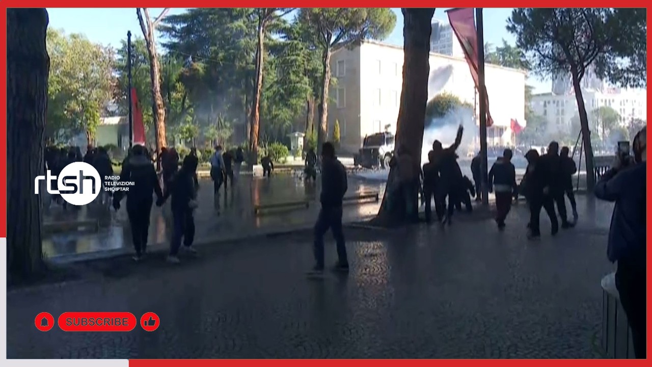 Live/Tensione në bulevardin “Dëshmorët e Kombit”, protestuesit hedhin gurë dhe molotovë, policia përgjigjet me ujë dhe gaz lotsjellës