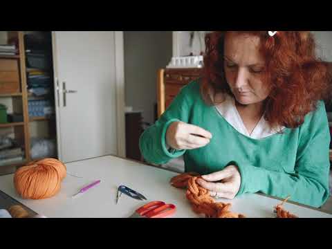 Csilla Szabó Textilkünstlerin. Textilschmuck. Kokket Schmuck. Statementschmuck.  Statementkette.