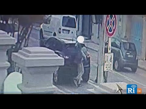 San Benedetto, imbrattano mura e recinzioni all'alba. La telecamere li riprende