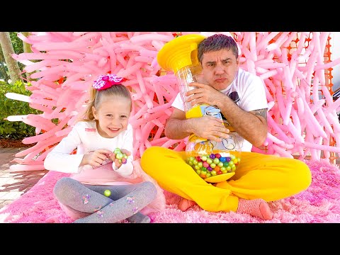 Nastya làm những việc tốt và cha thưởng cho cô ấy đồ ngọt