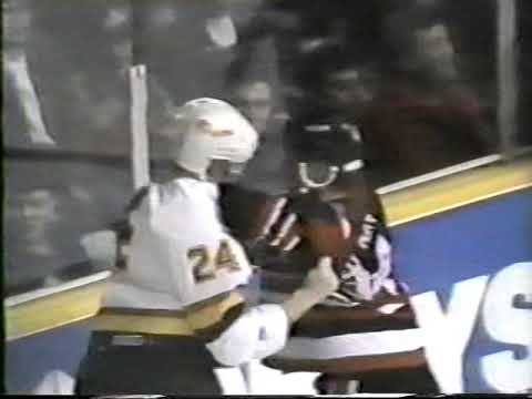 Dirk Graham vs Geoff Courtnall and Blackhawks vs Canucks scrum - Nov 29, 1991