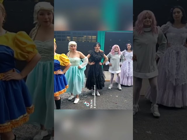 Vídeo relacionado con Shengou Disfraz de Animadora Mujer Adulta,Disfraz de Animadora para Mujer Talla-S,Uniforme de Cheerleader,con Pompones y Calcetines,Disfraz Carnaval para Halloween y Fiestas de Disfraces. (azul, L)
