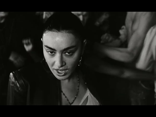 Rock Music von Charli Xcx ((jetzt ansehen))