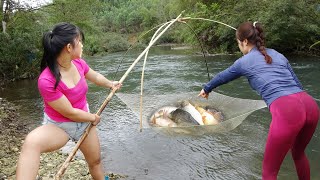Greatest Fishing Video: Young Woman Catch Many Big Fish Using Traditional Fish Trapping Techniques