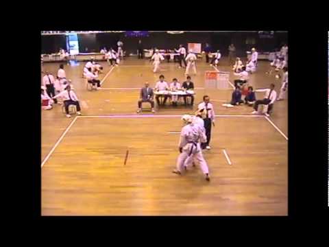 空手の崩し技 背面に逃げながらの攻撃　足払い