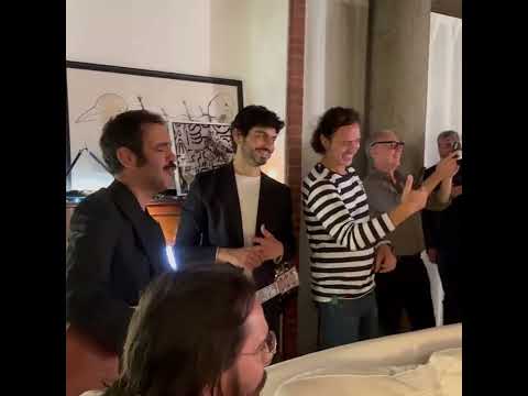 Colapesce & Dimartino cantano "Toy Boy" a Ornella Vanoni per il suo compleanno