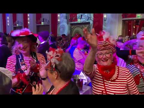 „Loss mer singe - hück esu schön wie domols“: Großer Einzug der 111 Chorsänger:innen