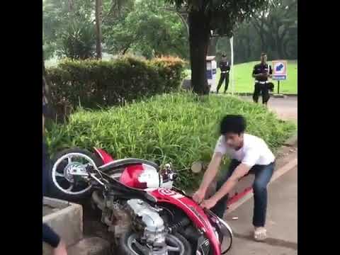 (viral) anak muda mengamuk setelah ditilang polisi,dan menghancurkan motor nya sendiri