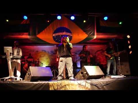 Levitas Reggae canta 