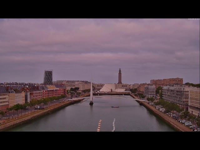 ル・アーヴル中心部 バッサン・デュ・コメルスとサン＝ジョゼフ教会の景観
