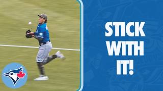 岡本和真のファインプレー！Kazuma Okamoto bobbles, recovers over-the-shoulder catch!