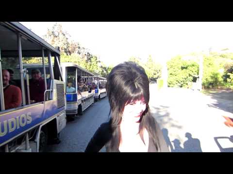 Elvira meets Universal Studios Tour group