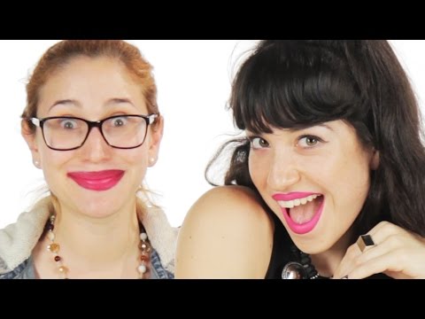 女性が初めてカイリー・ジェンナーの唇を試す (Women Try Kylie Jenner Lips For The First Time)