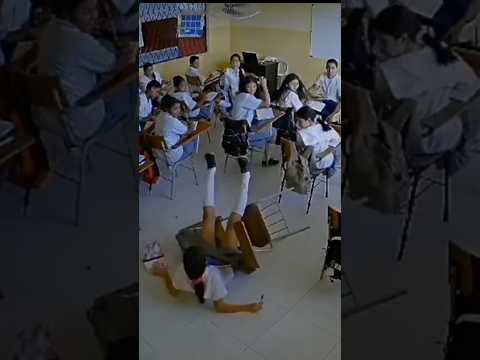 NO te vayas a caer!! #musica #humor #elbuendocente #profesor #alumna #caidas #golpes #risas