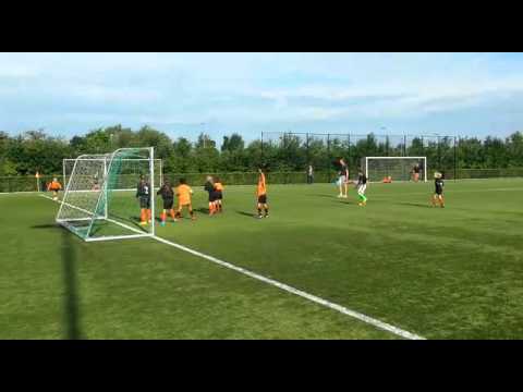 De Meern meidenvoetbal  corner Kim en Julia