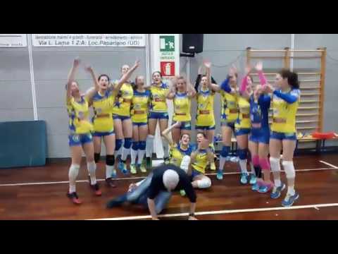 festeggiamenti sul campo della promozione in B1