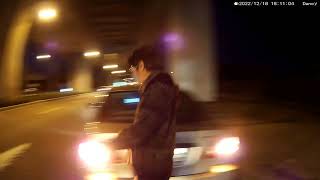 為了尿尿直接停在機車道出口