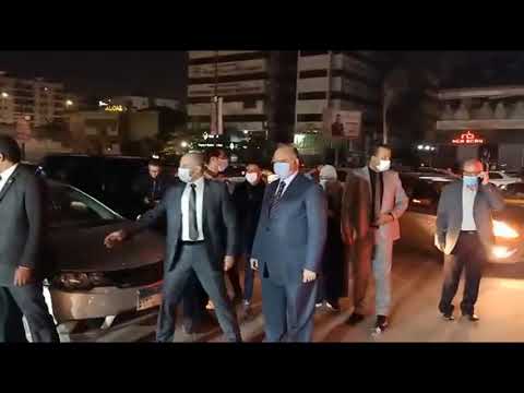 محافظ القاهرة يوقف سيارة تسير عكس الاتجاه