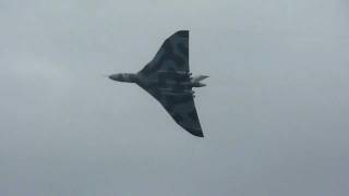 preview picture of video 'Avro Vulcan XH558 'Howl' at RAF Leuchars Airshow 2011'