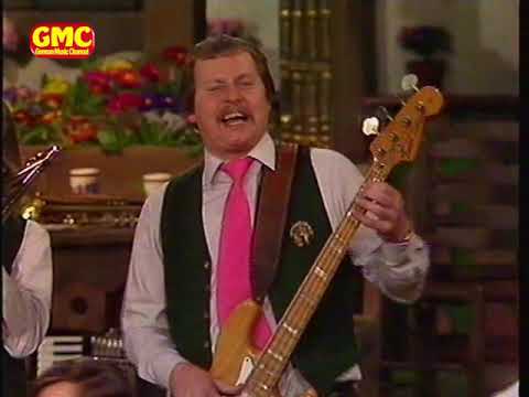 Hot Dogs - Schaug hi, da liegt a toter Fisch im Wasser