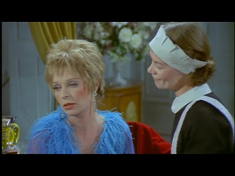Those gloves again! (Madame will wear red) - Susannah York, Glenda Jackson in Jean Genet's The Maids