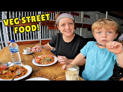 $2 Indonesian Breakfast (LONTONG SAYUR) in Medan, Indonesia 🇮🇩 | Bule Makan Makanan Indonesia