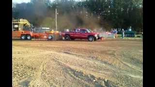 preview picture of video 'Tomac's Duramax Diesel Truck Pulling in Convoy, OH 9-29-12'