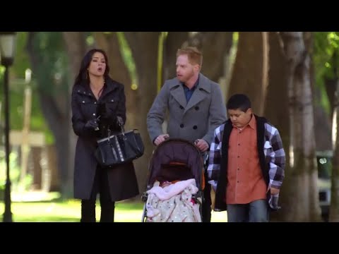 Modern Family 1x14 - Gloria asks Mitchell for legal advice