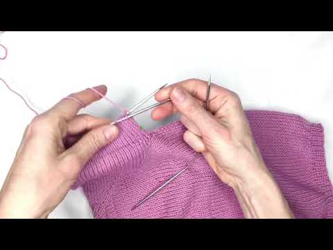 Abnahmen am Ärmel stricken.