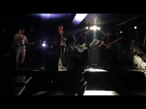 裕のライブ。左の白い格好したのが裕です。
