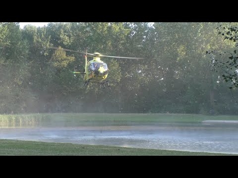 Medisch incident bij het Naaktstrand in Velsen Zuid, traumaheli land en stijgt op.