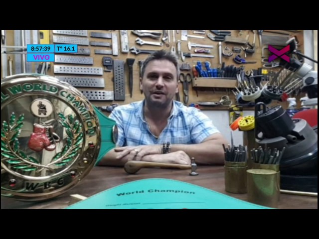 Vídeo relacionado con WBC - Cinturón réplica del Campeonato Mundial de la Unión Mundial - Cinturón ajustable para título de boxeo de tamaño adulto - Cuero sintético de alta calidad - Pieza de exhibición de coleccionista