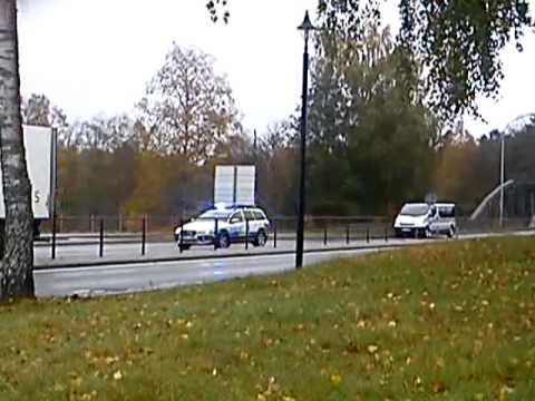 Polis anländer till en olycka