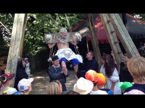 Kaltenberg 2013 - Die Schwarzen Ritter Teeren und Federn den Kräuterbratenverkäufer  - Teil 2