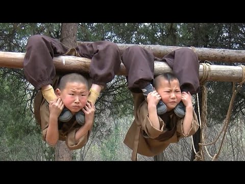 6-летних монахов скручивают в дугу: жесткие тренировки в школе буддизма Шаолинь
