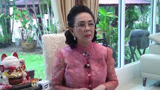 จังหวัดชลบุรี นายกสมาคมผู้เลี้ยงไก่ฯ แจกเงิน แจกข้าวสารอาหารแห้งและสิ่งของจำเป็นแก่ประชาชชน