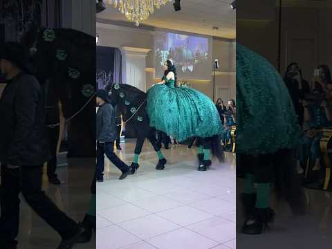 A #Quince GRAND entrance on a horse!💚✨👑 #moda2000 #quinceañera