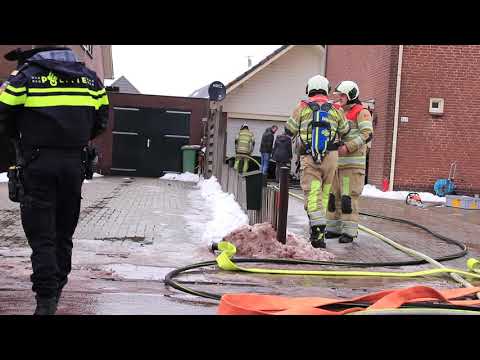 Brandweer breekt garagedeur open van woning in Achterveld