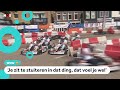 Kinderen karten door het centrum van Zaandam