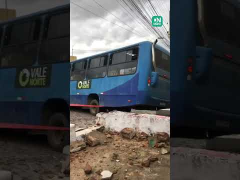 Micro-ônibus derrapa após chuvas e atinge calçadas em Juazeiro do Norte; veja vídeo