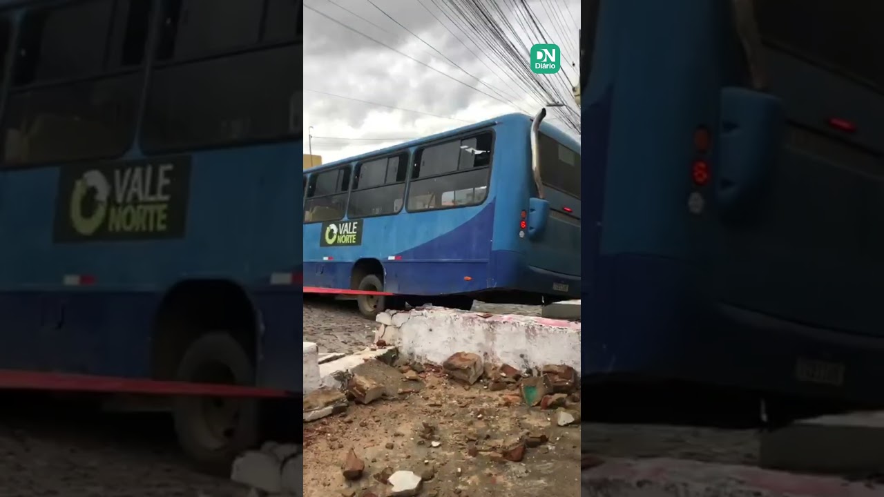 Imagem da notícia Micro-ônibus derrapa após chuvas e atinge calçadas em Juazeiro do Norte; veja vídeo